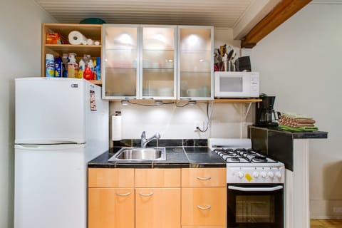 Apartment (1 Bedroom) | Private kitchenette | Fridge, microwave, oven, stovetop