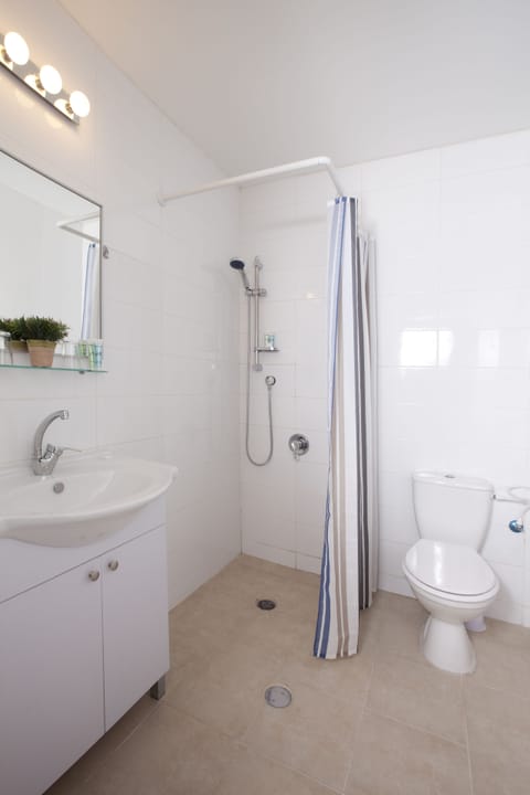 Superior Room | Bathroom | Shower, rainfall showerhead, free toiletries, hair dryer