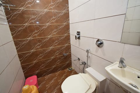 Deluxe Double Room | Bathroom | Towels