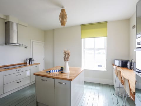 Cottage | Private kitchen | Fridge, dishwasher, electric kettle, toaster