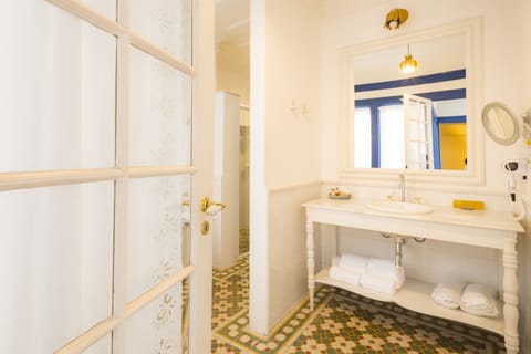 Suite Barroco | Bathroom | Shower, free toiletries, hair dryer, towels