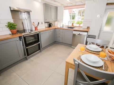 Cottage | Private kitchen | Fridge, dishwasher, electric kettle, toaster