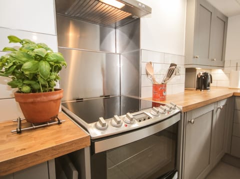 Cottage | Private kitchen | Fridge, dishwasher, electric kettle, toaster