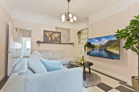 House, Private Bathroom | Lounge