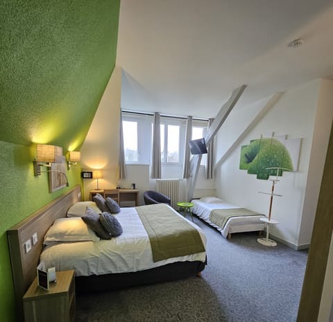 Executive Triple Room (Triple) | In-room safe, individually decorated, individually furnished, desk