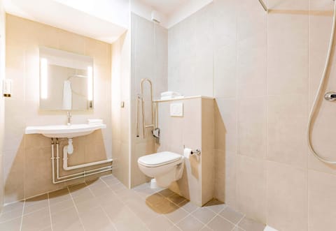 Double Room, Mobility Accessible, Non Smoking | Bathroom | Shower, towels, soap, shampoo