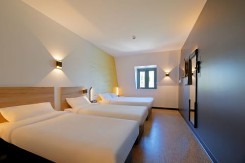 Quadruple Room, Non Smoking | Desk, blackout drapes, free WiFi, bed sheets