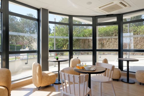 Daily buffet breakfast for a fee