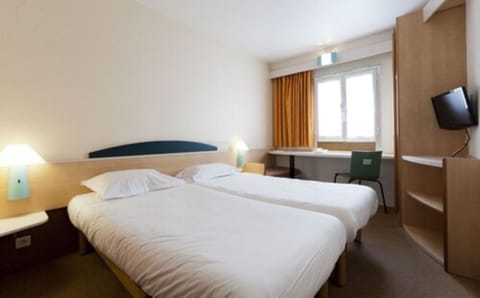 Standard Twin Room, 2 Twin Beds | Desk, soundproofing, iron/ironing board, free WiFi