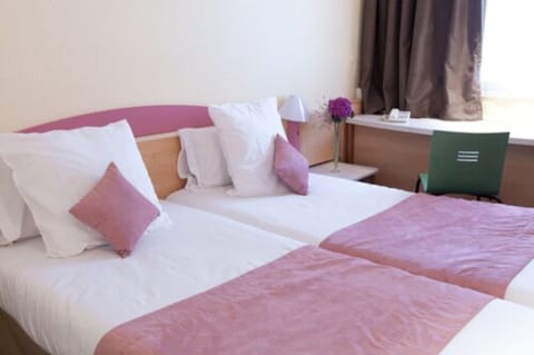 Standard Twin Room, 2 Twin Beds | Desk, soundproofing, iron/ironing board, free WiFi