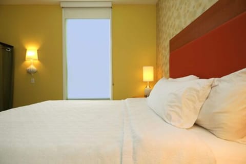 Studio, 1 Queen Bed | Hypo-allergenic bedding, blackout drapes, iron/ironing board, free WiFi