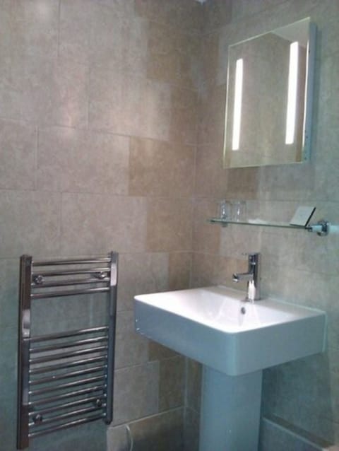 Superior Double Room | Bathroom | Combined shower/tub, free toiletries, hair dryer, towels