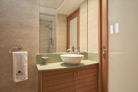 Twin / Double Room Inland View | Bathroom shower