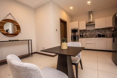 1 Bedroom Standard Suite | In-room dining