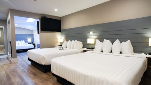 Triple Queen | Premium bedding, free WiFi, bed sheets