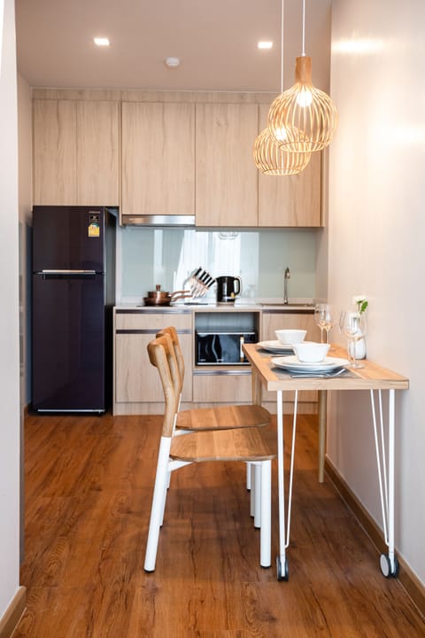 Deluxe Apartment | Private kitchen | Full-size fridge, microwave, stovetop, electric kettle