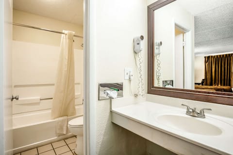 Combined shower/tub, free toiletries, hair dryer, towels