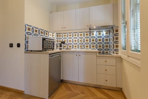 Deluxe Studio | Private kitchen | Mini-fridge, stovetop, toaster oven, cookware/dishes/utensils