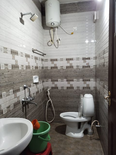 Standard Double Room | Bathroom | Shower, free toiletries, towels