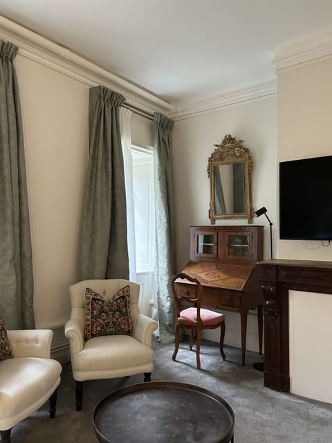 Comfort Room | Minibar, individually decorated, individually furnished, soundproofing