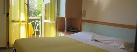 Double Room | In-room safe, free WiFi, bed sheets