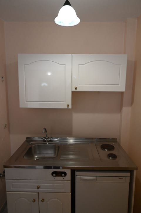 Standard Studio | Private kitchenette | Mini-fridge, electric kettle