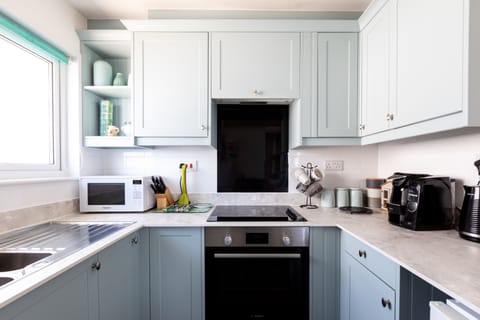 Cottage | Private kitchen | Fridge, electric kettle, toaster, cookware/dishes/utensils