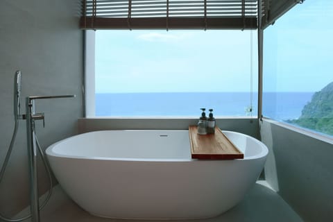 Ocean Suite | Deep soaking bathtub