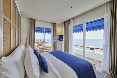 Rooftop Suite | Egyptian cotton sheets, premium bedding, pillowtop beds, minibar