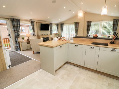 Cottage | Private kitchen | Fridge, dishwasher, electric kettle, toaster