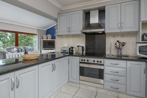 Superior Villa | Private kitchen | Microwave, oven, electric kettle, cookware/dishes/utensils