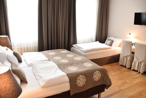 Comfort Triple Room | Desk, free WiFi, bed sheets