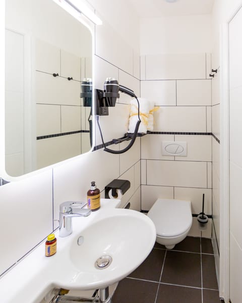 Classic Room | Bathroom | Shower, rainfall showerhead, hair dryer, towels