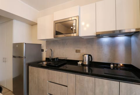 Studio (1601) | Private kitchen | Fridge, microwave, cookware/dishes/utensils