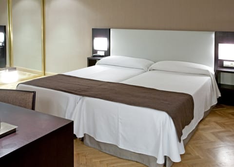 Double Room | In-room safe, desk, free cribs/infant beds, rollaway beds