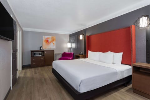 Deluxe Suite, 1 King Bed, Non Smoking | Premium bedding, desk, laptop workspace, iron/ironing board