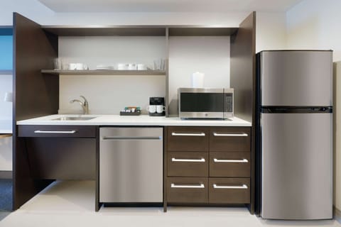 Full-size fridge, microwave, stovetop, dishwasher