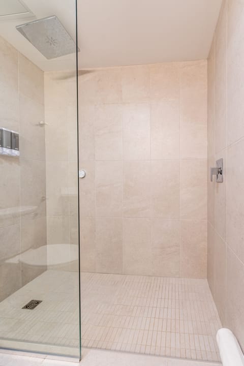 Premium Room | Bathroom | Shower, rainfall showerhead, free toiletries, slippers