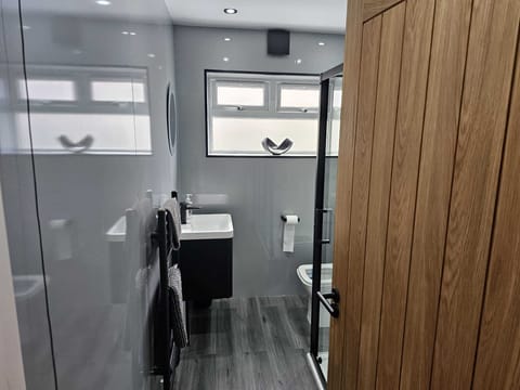 House | Bathroom | Separate tub and shower, deep soaking tub, hair dryer, towels