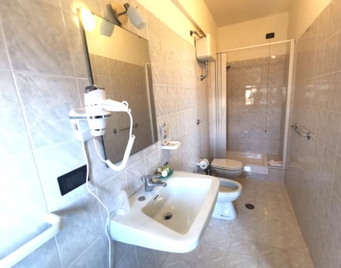 Panoramic Quadruple Room | Bathroom | Shower, rainfall showerhead, free toiletries, hair dryer