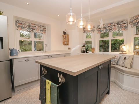 Cottage | Private kitchen | Fridge, electric kettle, toaster, cookware/dishes/utensils