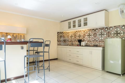 Basic Apartment, 1 King Bed | Private kitchen | Fridge, microwave, stovetop, toaster