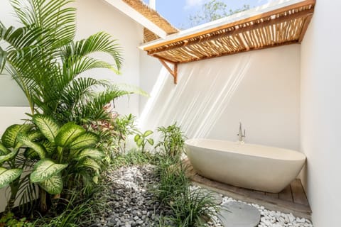 Basic Villa, 1 King Bed | Bathroom | Hair dryer, towels, soap, shampoo