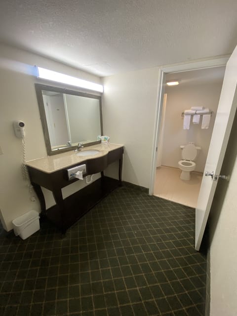 Comfort Room, 2 Queen Beds | Bathroom | Combined shower/tub, towels