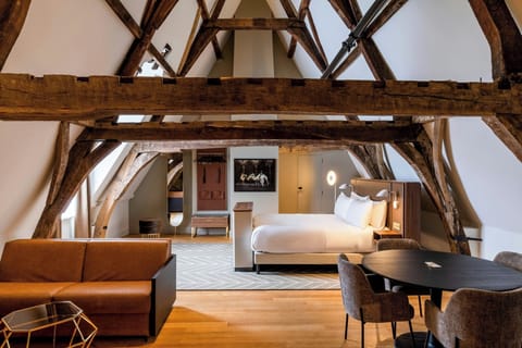 Suite, 1 Bedroom | Minibar, in-room safe, desk, blackout drapes