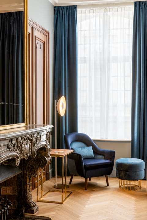 Deluxe Room, 1 King Bed | Minibar, in-room safe, desk, blackout drapes