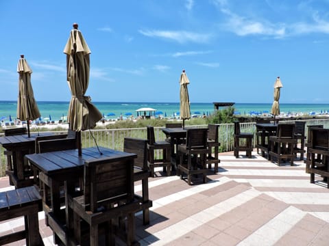 Beach views, serves lunch, dinner, and happy hour