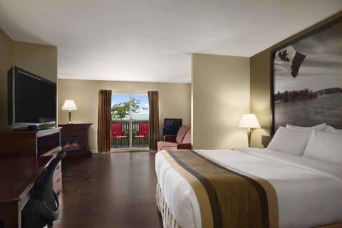 Honeymoon Suite, 1 Queen Bed, Jetted Tub | Down comforters, Select Comfort beds, individually decorated, desk