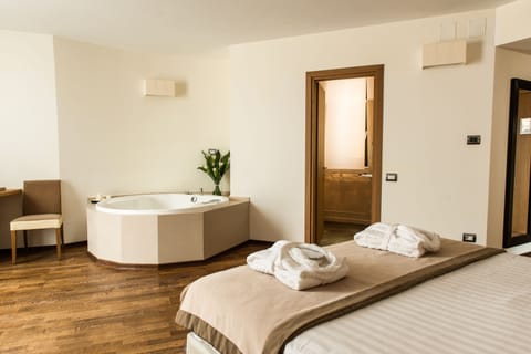 Romantic Suite | 1 bedroom, minibar, in-room safe, desk