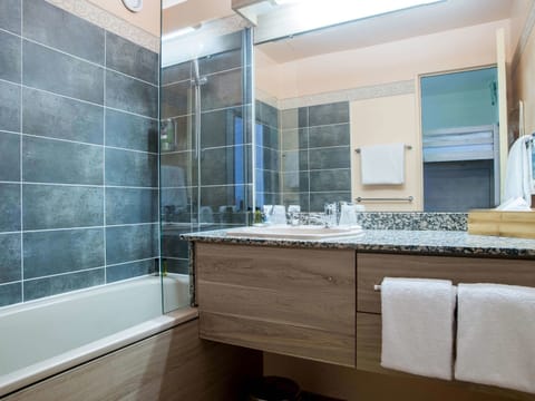 Bathtub, free toiletries, hair dryer, towels